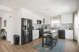 Kuchyň nebo kuchyňský kout v ubytování Charming Hollywood Bungalow with Private Parking