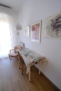 Un comedor con una mesa y una silla. en Casa Gelina by PortofinoVacanze, en Santa Margherita Ligure