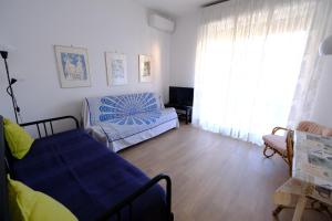 Una sala de estar con una cama y una ventana. en Casa Gelina by PortofinoVacanze, en Santa Margherita Ligure