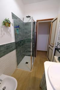 un baño con ducha y lavabo en Casa Gelina by PortofinoVacanze, en Santa Margherita Ligure 29 fotos más