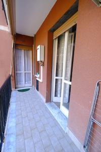 una pasarela vacía fuera de un edificio con puertas de cristal en Casa Gelina by PortofinoVacanze, en Santa Margherita Ligure