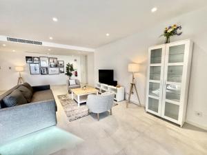 Lagos Prestige With Pool by Homing في لاغوس: غرفة معيشة بها أريكة وطاولة