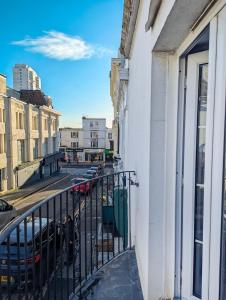 un balcon d'un immeuble avec vue sur une rue dans l'établissement Clifton Cottage - by Brighton Holiday Lets, à Brighton et Hove