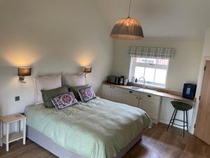a small bedroom with a bed and a kitchen at Rural Retreat, 1 bed, sleeps 2 near Bleasby in Bleasby