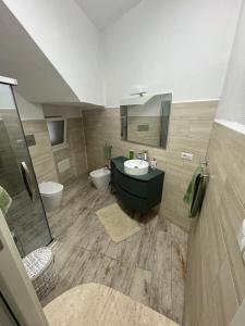 a bathroom with a sink and a bath tub at casa Palau in Palau