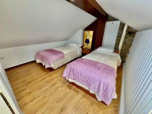 2 camas en un ático con suelo de madera en O Beiral da Anastácia, en Marco de Canaveses 39 fotos más