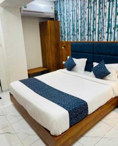 Postel nebo postele na pokoji v ubytování Hotel Sandhya Near Park