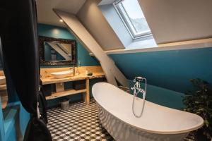 Bilik mandi di Grande maison à Vielle-Aure avec cheminée +34 gambar
