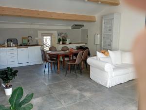 un salon avec une table et un canapé blanc dans l'établissement Gite de Paola, à Boulbon 11 autres photos