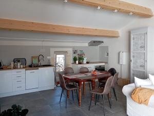 une cuisine et une salle à manger avec une table et des chaises dans l'établissement Gite de Paola, à Boulbon