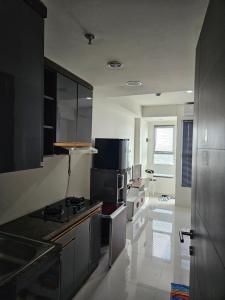 Kuchyň nebo kuchyňský kout v ubytování Sewa Apartemen Fullfurnished Tangerang Selatan Stasiun Rawabuntu