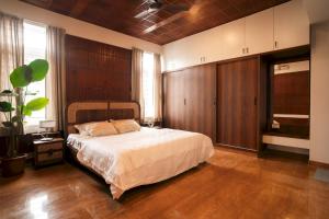 a bedroom with a large bed in a room at Heiwa by Hodo stays in Bengaluru