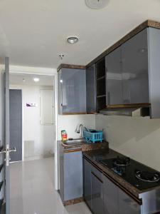 Kuchyň nebo kuchyňský kout v ubytování Sewa Apartemen Fullfurnished Tangerang Selatan Stasiun Rawabuntu