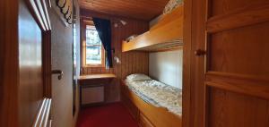 Habitación pequeña con litera en un tren en Sauna | Wi-Fi | Terrace | Wood stove | Cable TV, en Lofsdalen