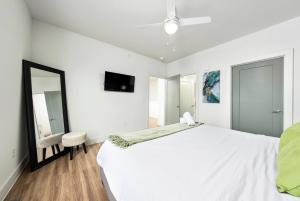 Postel nebo postele na pokoji v ubytování Sleek Stylish Apartment in Prime Location + 31 fotografií