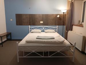Postel nebo postele na pokoji v ubytování DE SMISHOEVE met kinderpret, dieren en wellness
