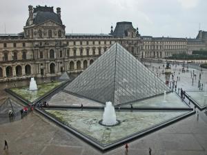 a pyramid in front of a large building with a fountain at F2 cosy aux portes de Paris - 6 min de RER de Paris Gare de Lyon in Maisons-Alfort