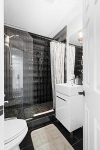Bilik mandi di Chouette 2039 Tremblant Ski In-Out Pedestrian Village +9 gambar