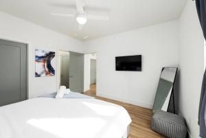 TV a/nebo společenská místnost v ubytování Exclusive 1BR Luxe Haven in Ideal Spot