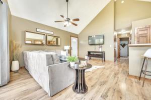 TV a/nebo společenská místnost v ubytování Playing Hooky Cabin at Bridges Bay Resort