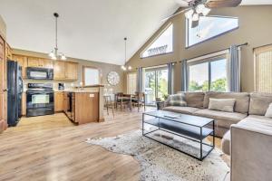 Kuchyň nebo kuchyňský kout v ubytování Playing Hooky Cabin at Bridges Bay Resort