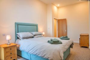 Giường trong phòng chung tại Little Rissington - Barn Five