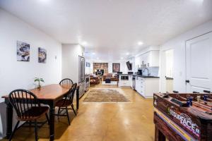 Kuchyň nebo kuchyňský kout v ubytování Ski Bum Chalet Close to Resorts