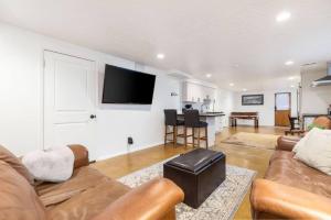 TV a/nebo společenská místnost v ubytování Ski Bum Chalet Close to Resorts