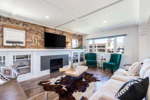 TV a/nebo společenská místnost v ubytování Cottage on Main Only Minutes to Downtown SLC