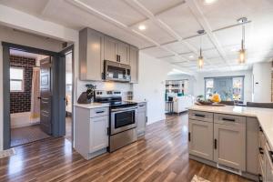 Kuchyň nebo kuchyňský kout v ubytování Cottage on Main Only Minutes to Downtown SLC