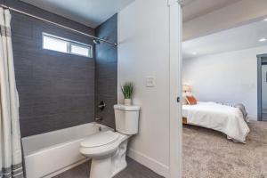 Koupelna v ubytování Cottage on Main Only Minutes to Downtown SLC + 28 fotografií