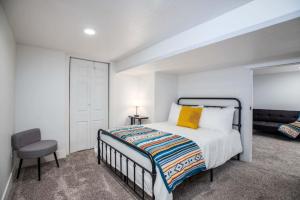 Postel nebo postele na pokoji v ubytování Cottage on Main Only Minutes to Downtown SLC