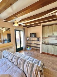 a living room with a couch and a kitchen at Apartamento en Plaza Mayor de Segovia in Segovia +15 photos