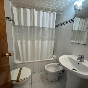 ein weißes Badezimmer mit Toilette und Waschbecken in der Unterkunft Apartamento Zodiac AB 2 C in Lloret de Mar