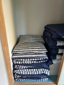 Surf99一棟貸切80平米 一松海岸とコンビニ徒歩圏 200平米芝庭 BBQ 専用焚き火台 tesisinde bir odada yatak veya yataklar