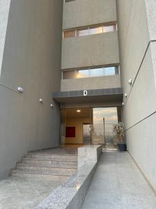 un edificio con scala di fronte a un edificio di شقة نوريلا a Riyad