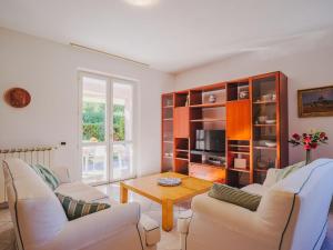 een woonkamer met 2 banken en een salontafel bij Holiday Home Lucerna Due-5 by Interhome in Ameglia