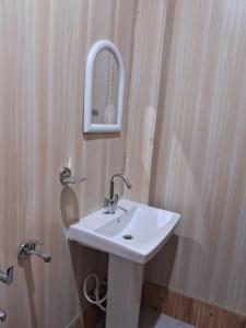 Koupelna v ubytování Devalsari Homestay