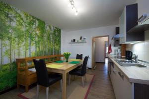 une cuisine avec une table avec des chaises et une salle à manger dans l'établissement Alpakahof Blomberg, à Meinerzhagen 5 autres photos