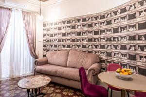 A seating area at Scene Suites Apartments