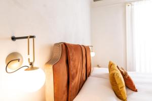 A bed or beds in a room at Scene Suites Apartments