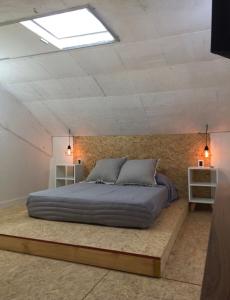 una cama en una habitación con una pared de ladrillo en Pinamar Centro Departamentos NO GRUPOS DE JOVENES, en Pinamar