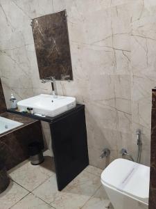 Hotel Grand Inn的一间浴室