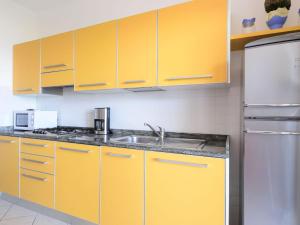 Η κουζίνα ή μικρή κουζίνα στο Apartment Sunbeach-2 by Interhome