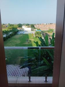 DatiaHotel Grand Inn的享有草地景致的窗户