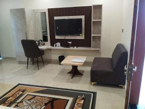 Hotel Grand Inn的电视和/或娱乐中心