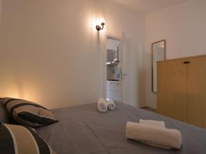 una camera da letto con un letto con due asciugamani sopra di Holiday Home Mirto Marino-5 by Interhome a Costa Rei