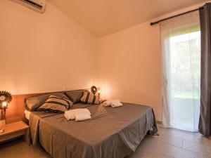 una camera da letto con un letto con due asciugamani sopra di Holiday Home Mirto Marino-5 by Interhome a Costa Rei