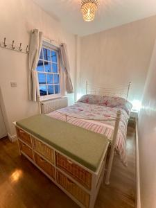 una piccola camera da letto con un letto e una finestra di Dorchester Town Centre Entire Apartment a Dorchester