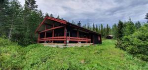 ein Haus auf einem Hügel mitten auf einem Feld in der Unterkunft Sauna | Wi-Fi | Terrace | Wood stove | Cable TV in Lofsdalen